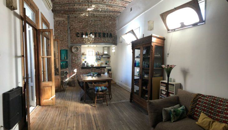 Un PH con gran potencial de reforma, que permite fusionar la cocina con el living y exponer materiales nobles para crear un espacio único Un PH con gran potencial de reforma, que permite fusionar la cocina con el living y exponer materiales nobles para crear un espacio único