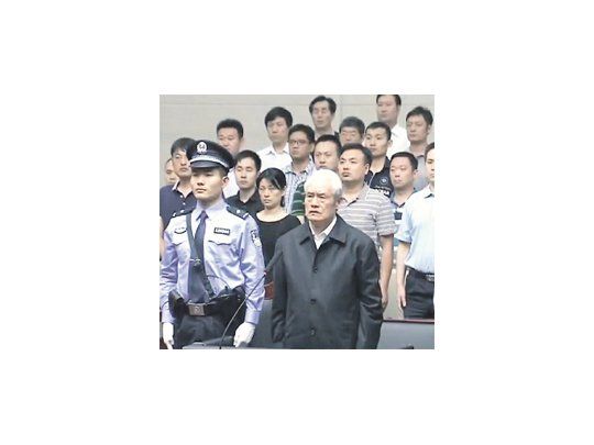 La televisión local mostró a Zhou durante el juicio. El político, que no se veía públicamente desde 2013, apareció demacrado y con el pelo completamente blanco, cuando antes de su arresto era negro.