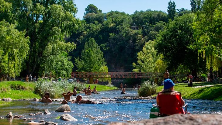 El Trapiche, en San Luis, combina paisajes serranos, arroyos y espacios naturales junto al río. Es uno de los destinos elegidos por familias que buscan descanso, contacto con la naturaleza y alojamientos cerca de los balnearios El Trapiche, en San Luis, combina paisajes serranos, arroyos y espacios naturales junto al río. Es uno de los destinos elegidos por familias que buscan descanso, contacto con la naturaleza y alojamientos cerca de los balnearios