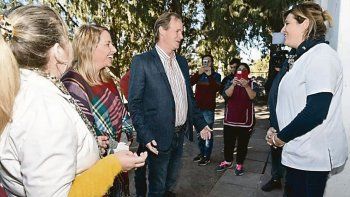 gira. Gustavo Bordet y su compañera de fórmula, Laura Stratta, protagonizaron ayer un desembarco de campaña en el norte provincial.