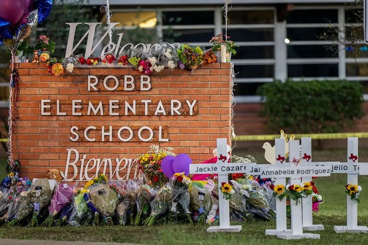 Flores en homenaje a las 20 víctimas de la escuela primaria de Uvalde, en Texas.