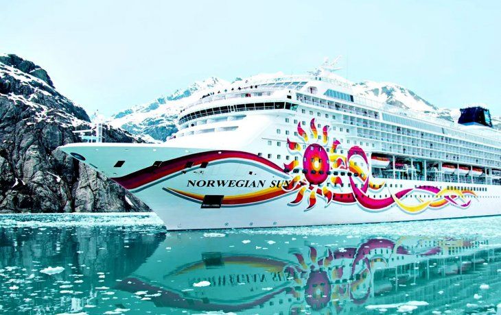 panico en alaska: un barco con 3.000 personas choco contra un iceberg