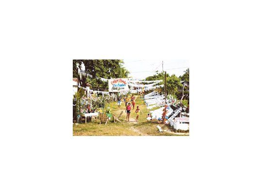 Las modestas calles de Holguín, una ciudad arrasada por huracanes, fueron embanderadas por el régimen en recuerdo al primer intento por derrocar a la dictadura de Fulgencio Batista.
