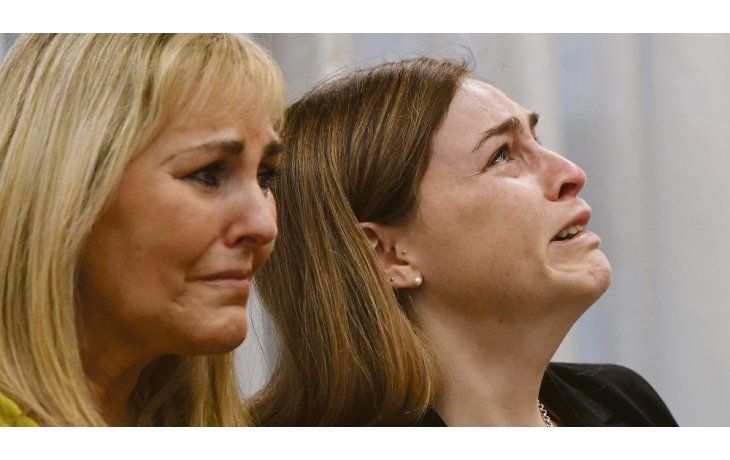 Las dos caras. Cuando se conoció el fallo, la víctima, Giuliana Belén Peralta, rompió en llanto y dijo: “Espero que vaya preso”. El futbolista, por su parte, mantuvo una expresión serena hasta que abandonó la sala escoltado.