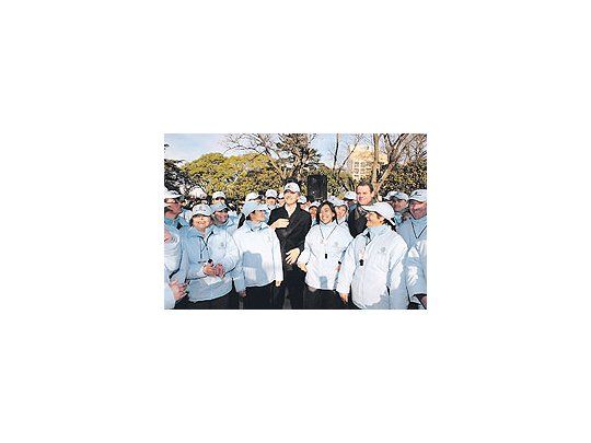 Mauricio Macri junto a un grupo de guardianes de plaza al que puso ayer en funciones enel barrio porteño de Villa Devoto. Hoy se reunirá con Alfredo de Angeli tras la crisis delgobierno nacional con el campo.