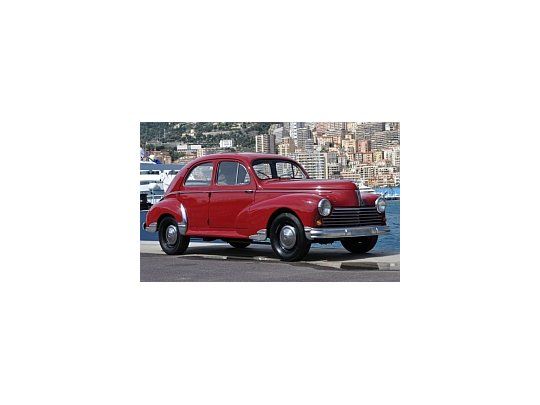 Peugeot 203 C berline  de 1958, uno de los autos a subastar.