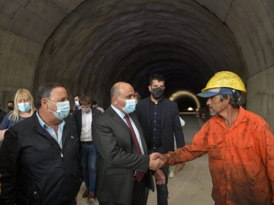 Juan Manzur viajó a La Rioja para supervisar obras viales y de viviendas.