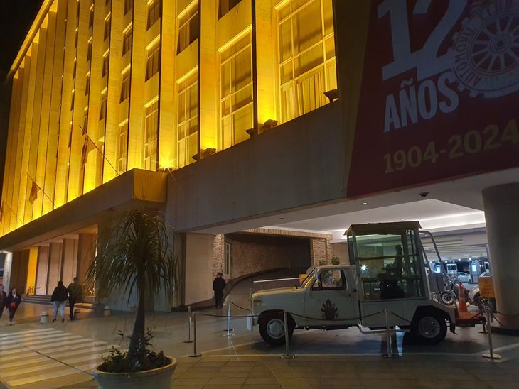 El modelo, del año 1981, estaba destinado a ser usado como una grúa de auxilio. Pero ante la visita y por pedido del Arzobispado de Buenos Aires, los empleados de Automóvil Club lo convirtieron en un “Papamóvil”.