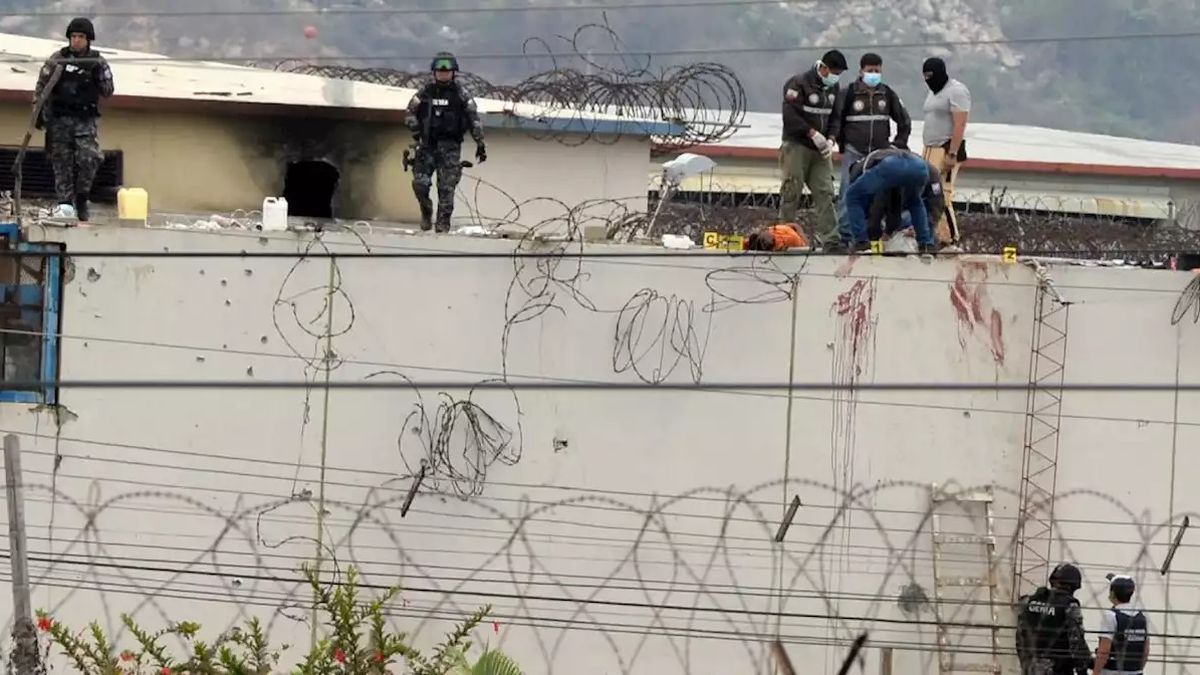 the heads of the armed forces and prisons resigned
