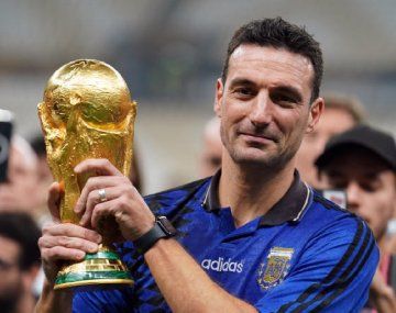 Lionel Scaloni con la Copa del Mundo. Lionel Scaloni con la Copa del Mundo.