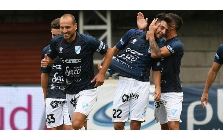 El tremendo gol de mitad de cancha que festejó Temperley