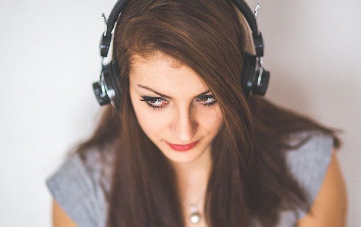 Más de la mitad de los jóvenes dicen escuchar música a volumen fuerte