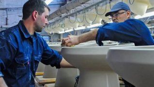 Para hacerle frente a la recesión durante el ejercicio anterior la empresa paralizó la producción en su planta de Pilar y redujo personal. Para hacerle frente a la recesión durante el ejercicio anterior la empresa paralizó la producción en su planta de Pilar y redujo personal.