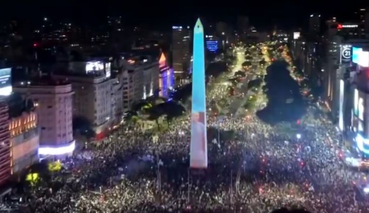 El resultado del partido no impidió que miles de hinchas salieran a las calles para reconocer el recorrido del equipo de Lionel Scaloni. El resultado del partido no impidió que miles de hinchas salieran a las calles para reconocer el recorrido del equipo de Lionel Scaloni.