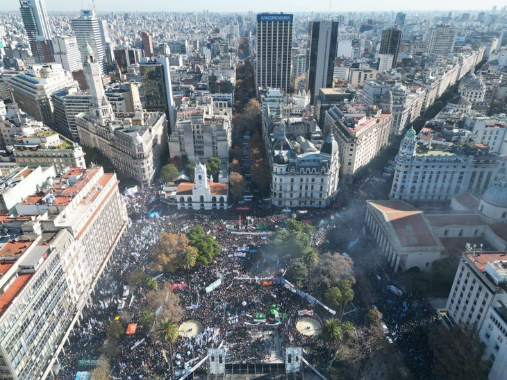 Una multitud llegó hasta la Plaza de Mayo para respaldar a Cristina Kirchner. Una multitud llegó hasta la Plaza de Mayo para respaldar a Cristina Kirchner.