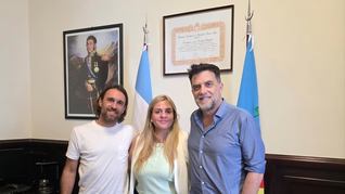 Oscar Ahumada oficializó su incorporación a La Libertad Avanza en Zárate, distrito bonaerense donde reside y desarrolla su empresa constructora tras su retiro del fútbol profesional. Oscar Ahumada oficializó su incorporación a La Libertad Avanza en Zárate, distrito bonaerense donde reside y desarrolla su empresa constructora tras su retiro del fútbol profesional.