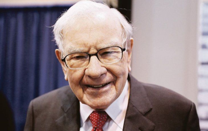 cifra record: una persona pago 19 millones de dolares en subasta para almorzar con warren buffett