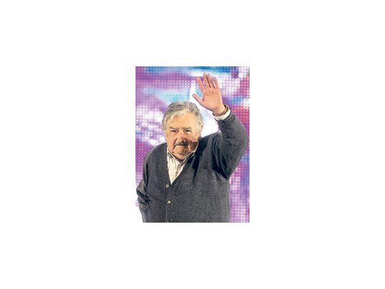 José Mujica encabezó anoche el acto de cierre de campaña en el centro de Montevideo. No está claro si el frenteamplista logrará vencer en primera vuelta, pero, según sondeos, si hubiera ballottage, sacaría importante ventaja al conservador Luis Lacalle.