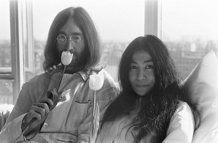 John Lennon y Yoko Ono. 