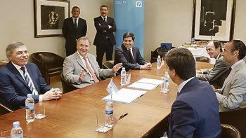 Apuesta. Schiaretti, durante la rúbrica ayer del crédito con el Deustche Bank. La nueva maternidad tendrá como beneficiara directa a la zona sudeste de la capital, con una población de más de 600 mil habitantes.