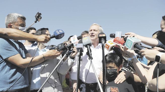 A LA CARGA. El derechista José Antonio Kast ya está en campaña para el segundo turno del 19-D. Ayer acusó a su rival, Gabriel Boric, de ser causante de la inestabilidad política en Chile.