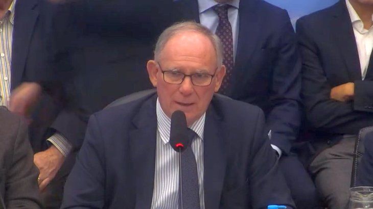 Según explicó Luis Lucero, la reforma mantiene la protección de los glaciares como reservas hídricas estratégicas, pero introduce la posibilidad de revisar casos específicos cuando exista sustento técnico. Según explicó Luis Lucero, la reforma mantiene la protección de los glaciares como reservas hídricas estratégicas, pero introduce la posibilidad de revisar casos específicos cuando exista sustento técnico.