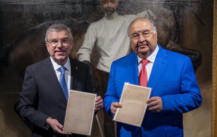El presidente del COI, el alem&aacute;n Thomas Bach, junto con el empresario ruso&nbsp;Alisher Ousmanov, quien le entreg&oacute; el manuscrito original del manifiesto de los Juegos Ol&iacute;mpicos.