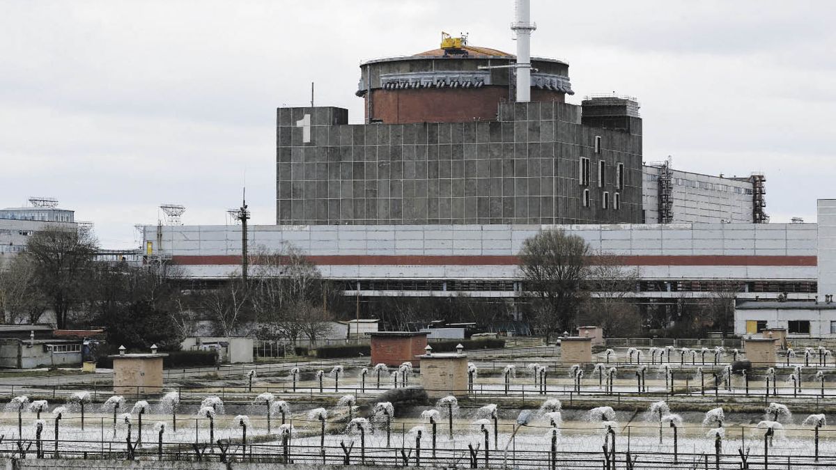 The destruction of a dam prevents the cooling of the reactors of the Zaporizhia nuclear power plant