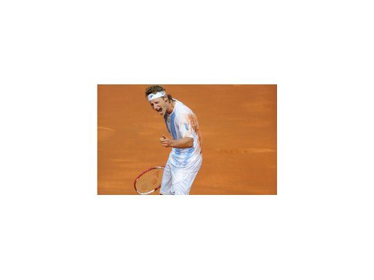 Nalbandian festeja la victoria Argentina. El dobles ya se juega en la cabeza de Jaite.