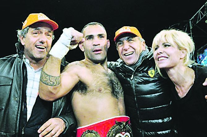 Daniel Scioli y Karina Rabolini acompañaron al “Tyson del Abasto”, Víctor Ramírez, en el triunfo del sábado en Mendoza. Después, asado y negociación en una bodega con el gobernador Francisco Pérez.