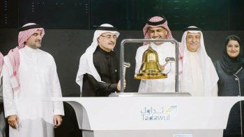 Campanazo. El presidente y CEO de Aramco, Amin Nasser, hizo sonar la campana de la Bolsa saudita en el debut de la IPO de la petrolera.