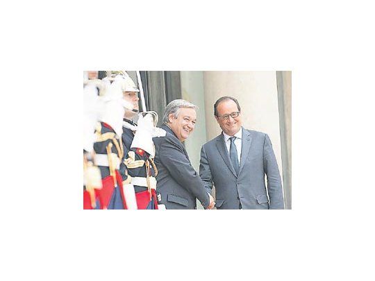 El presidente francés, François Hollande, junto a Antonio Gutierres, Alto Comisionado para los Refugiados de la ONU