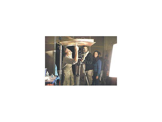 El muy buen documental de Lorena Muñoz tiene una notable y muy variadarecopilación de material de archivo, una fotografía que rinde homenaje a lospintores convocados y una acertada lista de entrevistados.