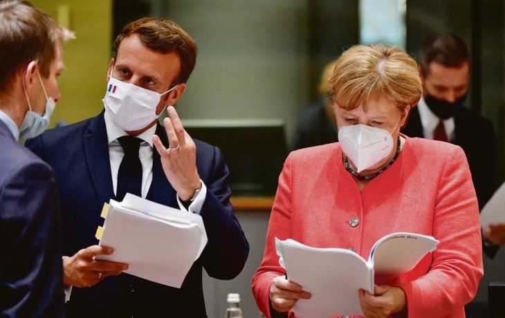 PROMOTORES. El presidente de Francia Emmanuel Macron y la canciller de Alemania, Angela Merkel, asumieron la defensa del plan de ayuda.&nbsp;