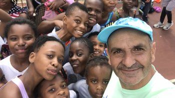 Rocca, junto a una decena de chicos en Sudáfrica.