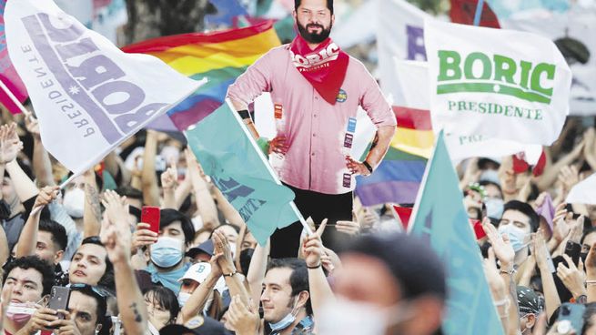 BANDERAS. Las símbolos que más se observaron durante las protestas de 2019 estuvieron presentes en los actos de campaña de Gabriel Boric.