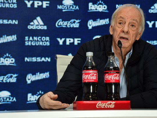 César Luis Menotti volvió a defender a los clubes del fútbol argentino como asociaciones civiles sin fines de lucro y criticó la idea del gobierno de Javier Milei de privatizarlos.