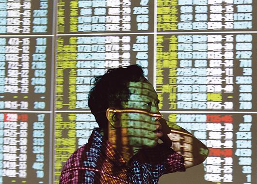 Tres postales de los mercados ayer y tres gestos recurrentes del idioma universal en India, Corea y Taiwán. Los mercados asiáticos fueron muy afectados.