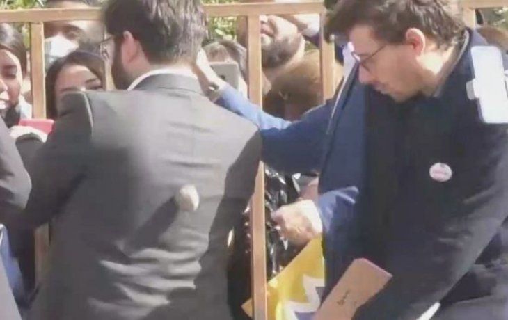El momento del piedrazo a Gabriel Boric.&nbsp;
