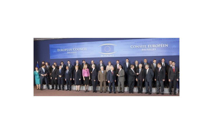 Los líderes europeos participan de la Cumbre en Bruselas en busca de una solución duradera para la crisis continental, con consenso sobre la necesidad de alentar el crecimiento y regular la banca pero divididos sobre el tema de mutualizar la deuda europea.