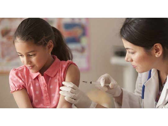 Meningitis: para infectólogo, suspender vacuna a niños de 11 años es un retroceso grave