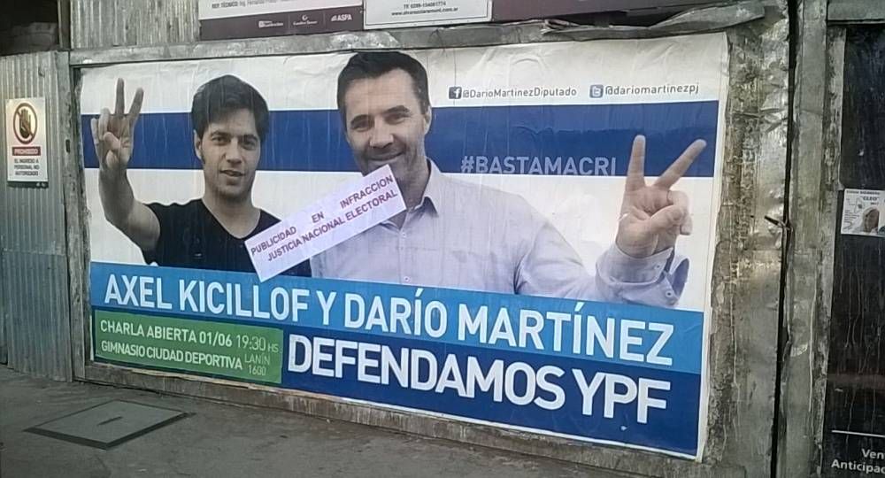 Neuquén: fajan afiches por campaña anticipada (foto 1)