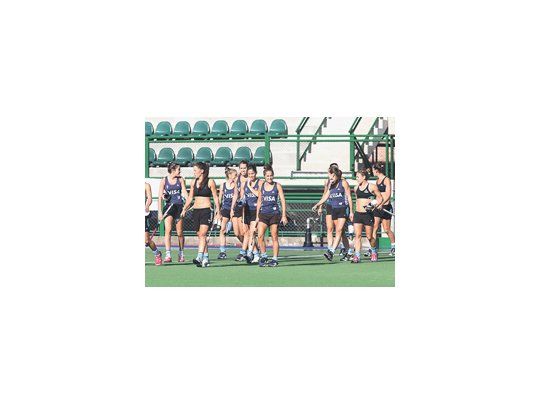 Las Leonas en plena práctica antes del partido de mañana frente a Nueva Zelanda en el debut en el Champions Trophy.