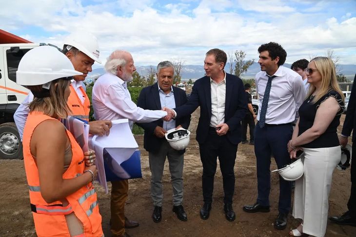 Alfredo Cornejo y Diego Santilli recorrieron las obras del metrotranvía en Mendoza.