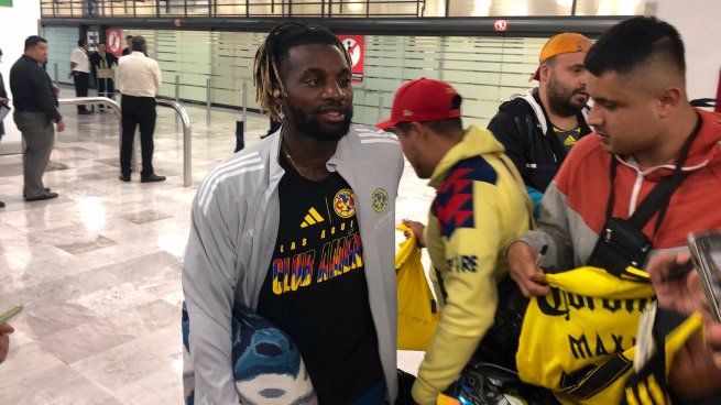 Allan Saint-Maximin&nbsp; fue uno de los que lució la nueva playera de concentración que sacó Adidas para el Club América.