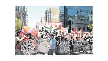 Las afueras de la Legislatura cordobesa fueron el escenario de los violentos disturbios en el marco de una movilización de estudiantes.