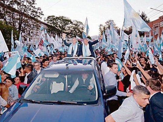 CAMPAÑA. Mauricio Macri y Gerardo Morales ayer, en la marcha del sí se puede en la provincia de Jujuy. Hoy el candidato de Juntos por el Cambio estará en Rosario y mañana en Mar del Plata.