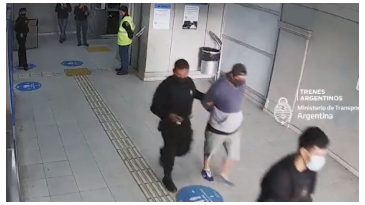 Insólito: robó una canilla de bronce en una estación de tren y provocó una intensa pérdida de agua