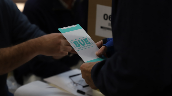 Un factor que influye en la disminución de la participación electoral es la creciente apatía generalizada por la política y los dirigentes. 