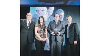 ámbito.com | El titular del CEOP, Roberto Bacman (izquierda), y el director de Ámbito Financiero, Gustavo Isaack (derecha), entregaron el primer Premio Prestigio a Arcor, por ser la empresa con mejor imagen. Recibieron la distinción Carla Goglia (gerente de Relaciones